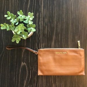 [Michael Kors] ✨ Tan Leather Wristlet Clutch Bag ✨